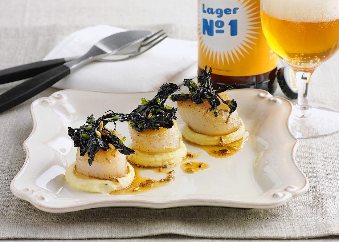 Gebratene Jakobsmuscheln mit frittierten Kräutern, Bier