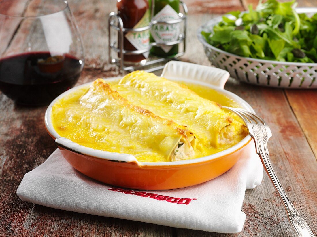 Cannelloni, Salat und Würzsaucen