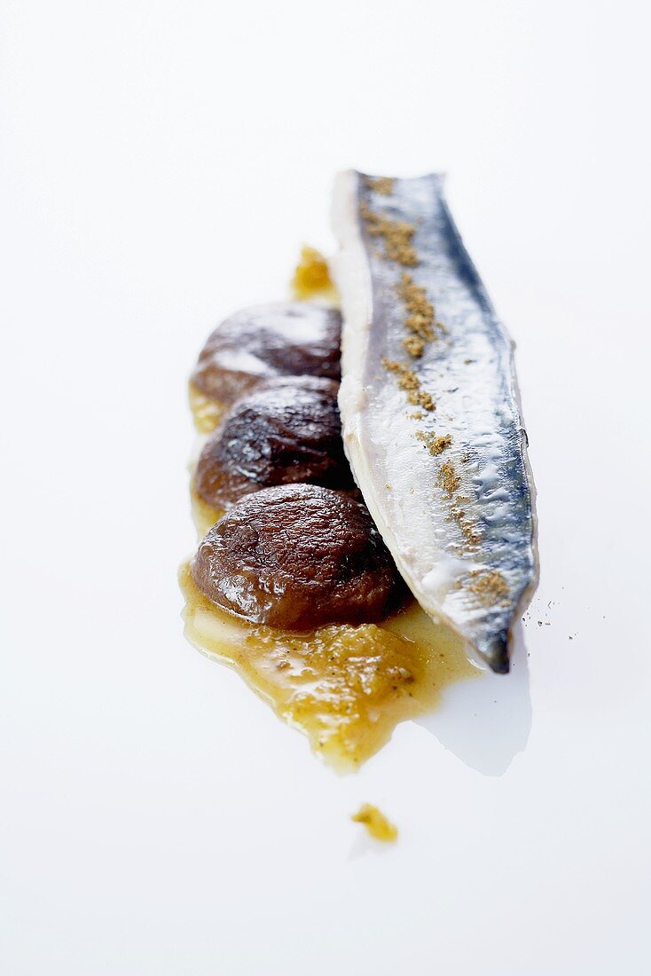 Mackerel on shiitake mushrooms with pineapple puree