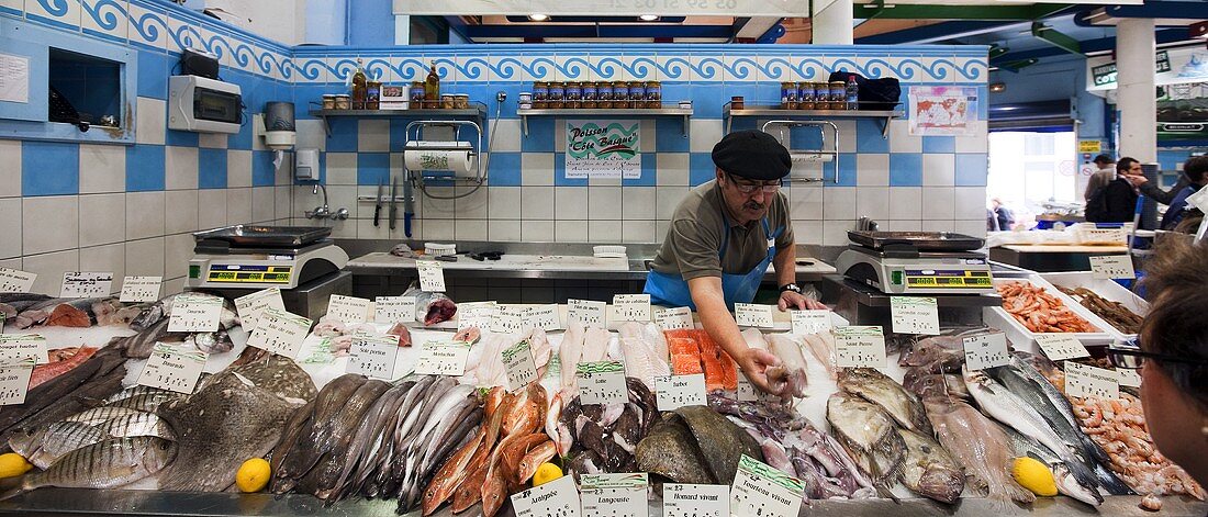 Verkäufer am Fischmarkt in Saint-Jean-de-Luz (Südfrankreich)