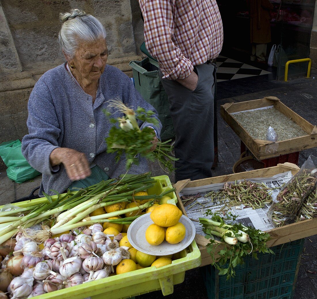 Alte Frau verkauft Gemüse am Markt in Jerez de la Frontera, Spanien