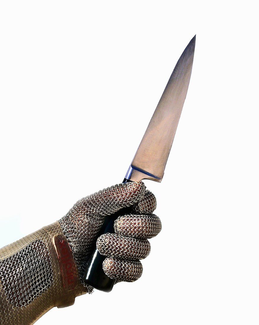 Hand mit Austernhandschuh hält scharfes Messer