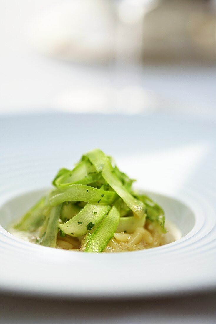 Nudelrisotto mit gehobeltem Spargel