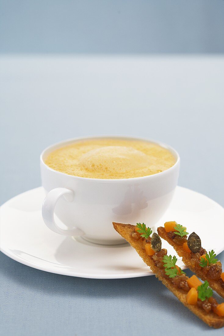 Kürbisschaumsuppe mit Brotstreifen