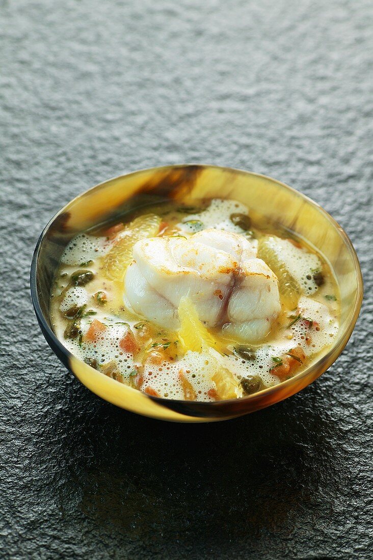 Seeteufelmedaillons auf Kartoffelpüree mit Tomatenkräuterbutter und Zitrone