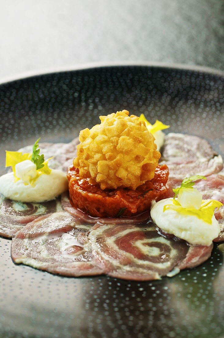 Kalbsrouladen-Carpaccio mit Kohlrabimousse-Nocken und gebackenen Brotwürfeln