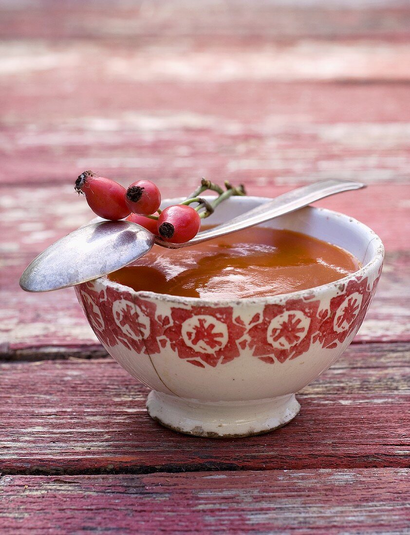 A bowl of rosehip and pear sauce