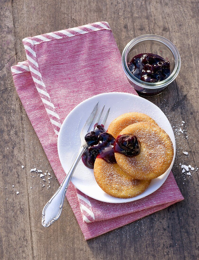 Buttermilch-Pancakes mit Heidelbeerkompott