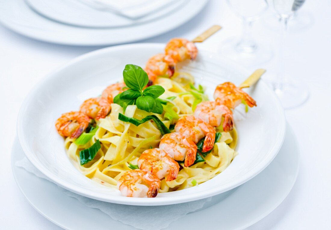 Tagliatelle mit Garnelenspiessen und Kokos-Chili-Sauce