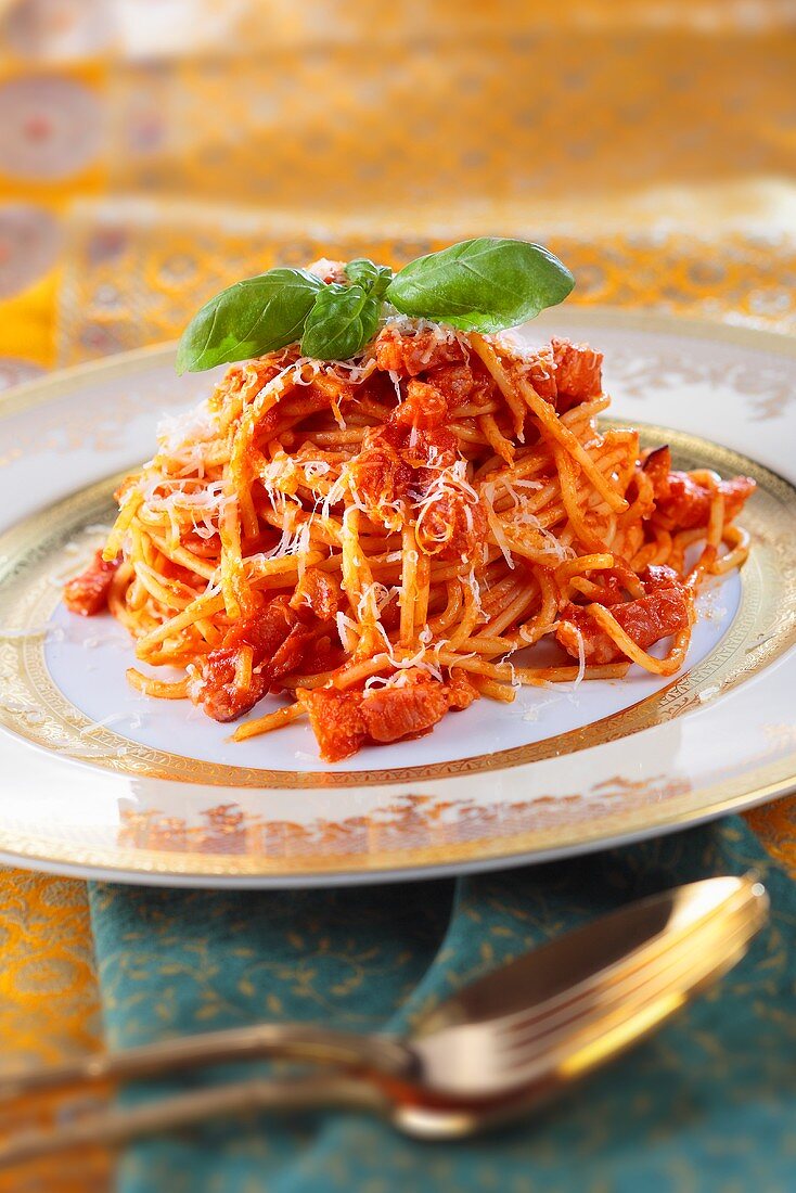 Pasta all'amatriciana (Nudeln mit Schweinebacke & Chili)