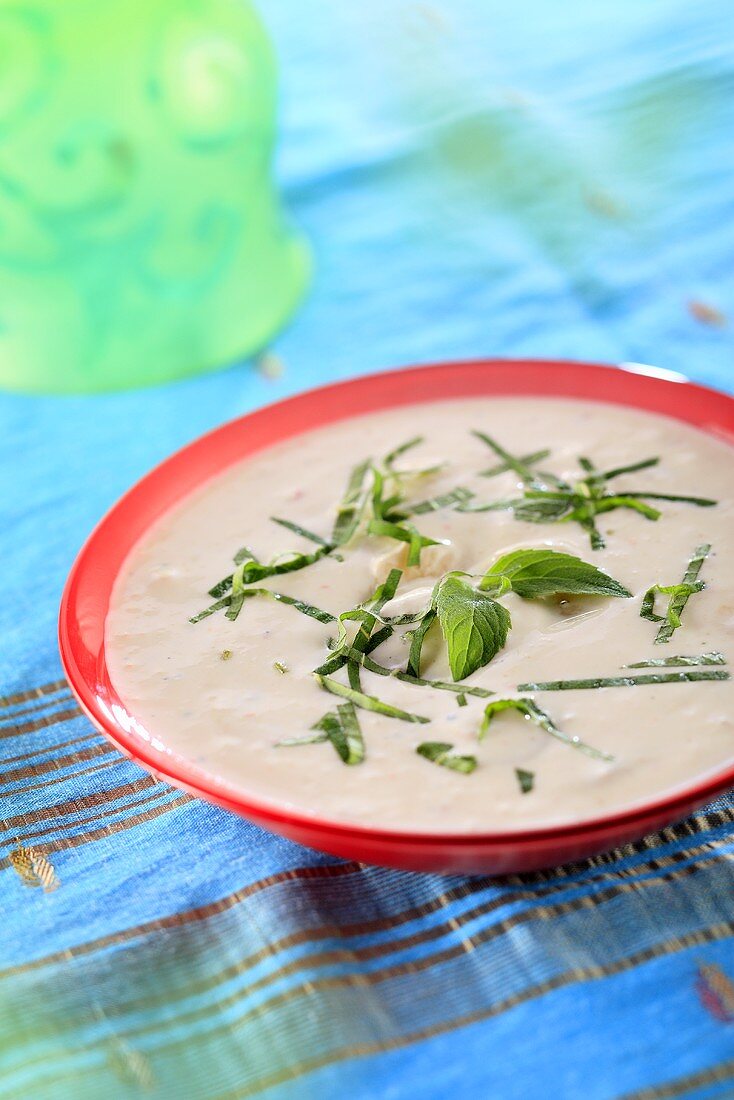 Indische Joghurtsuppe mit Bananen und Curry