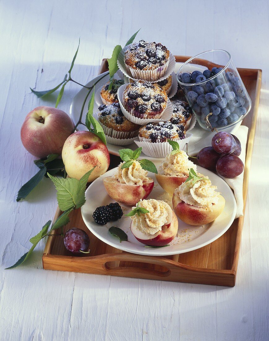 Heidelbeer-Muffins und Nektarinen mit Kokoscreme