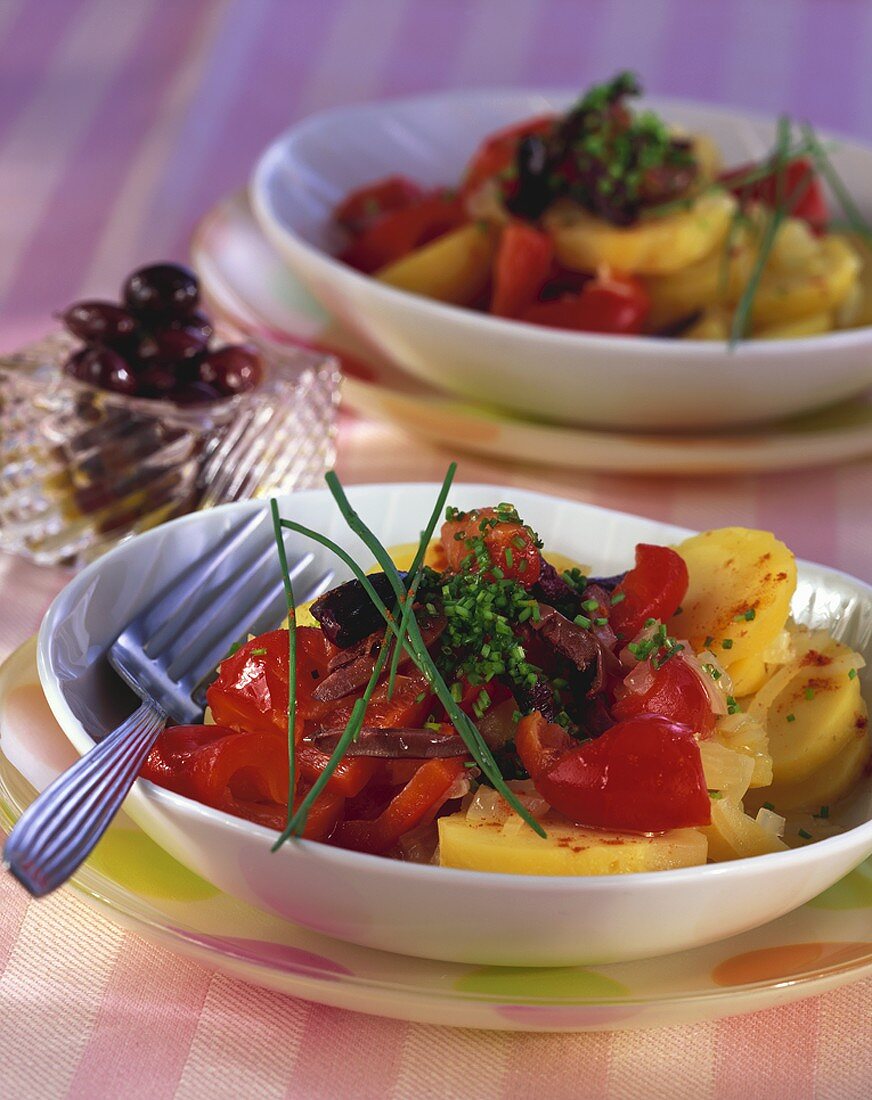 Kartoffel-Paprika-Salat mit schwarzen Oliven und Schnittlauch
