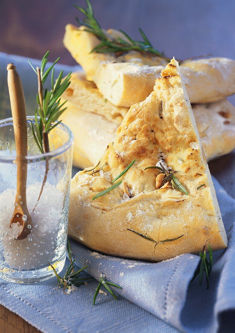 Focaccia al rosmarino e pinoli (Fladenbrot mit Rosmarin)