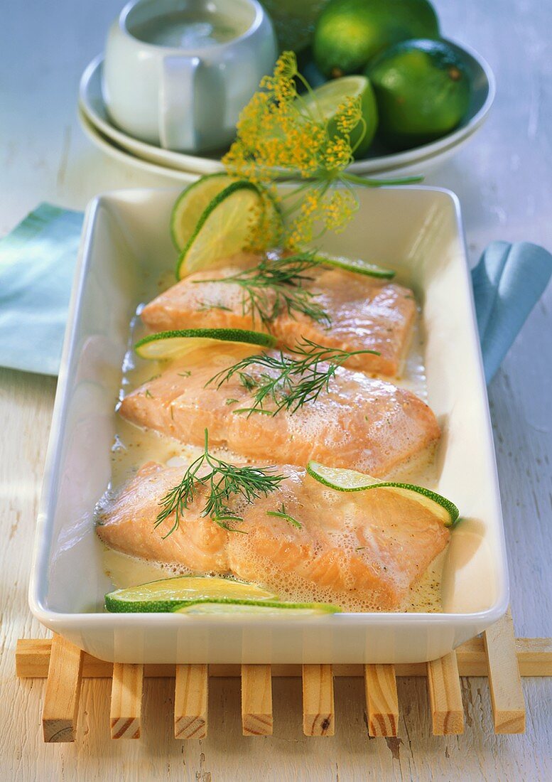 Salmon steaks with hollandaise sauce and slices of lime