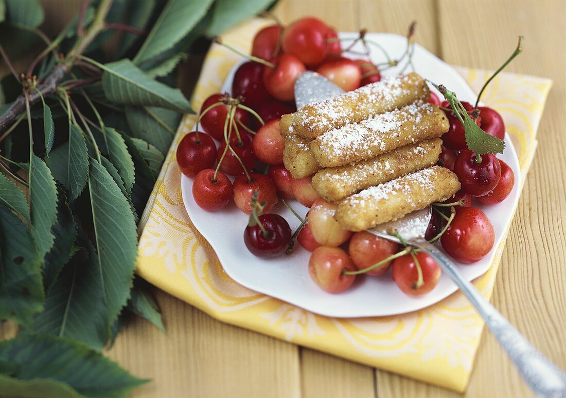 Kartoffelnudeln mit Nuss-Zimt-Kruste auf frischen Kirschen