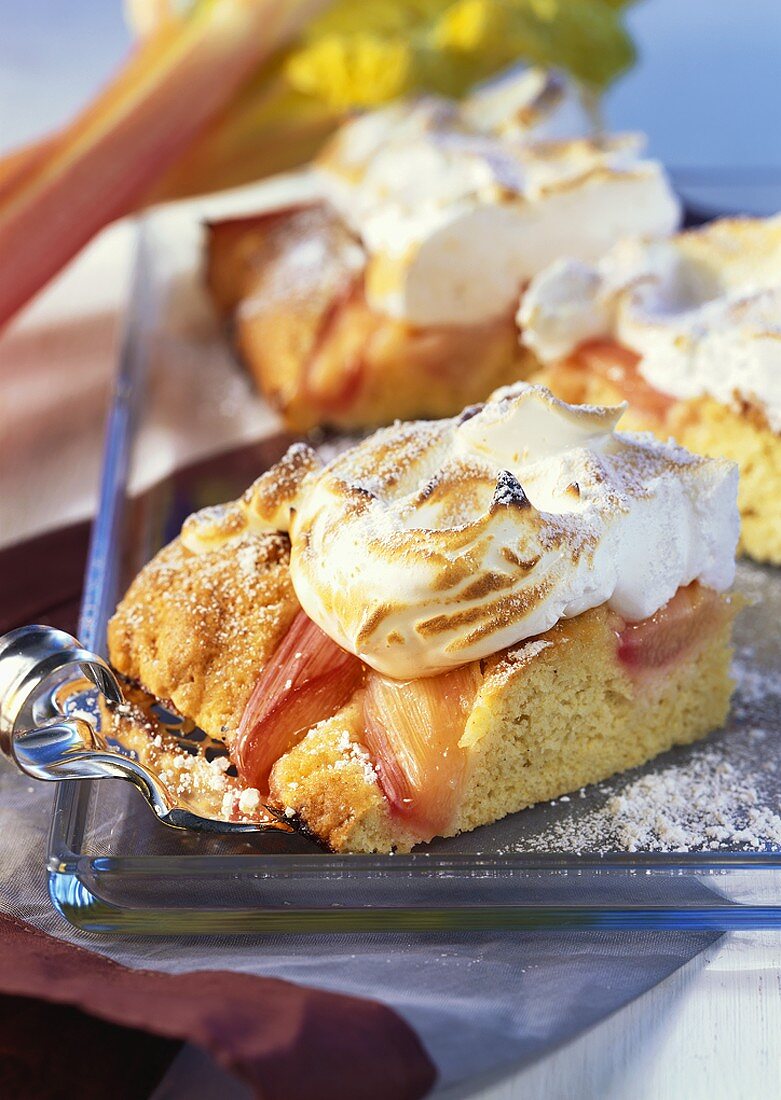 Rhubarb meringue cake