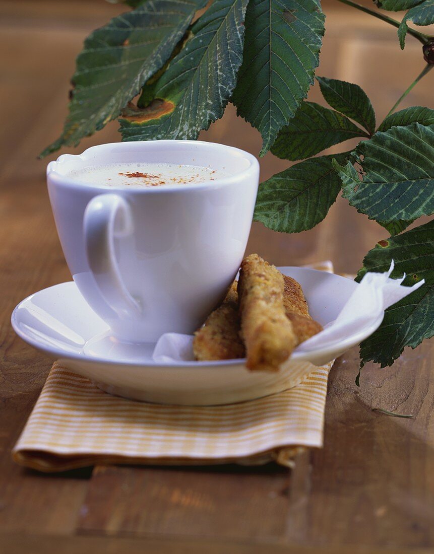 Blumenkohlsuppe in Tasse mit panierten Weisswurst-Stäbchen