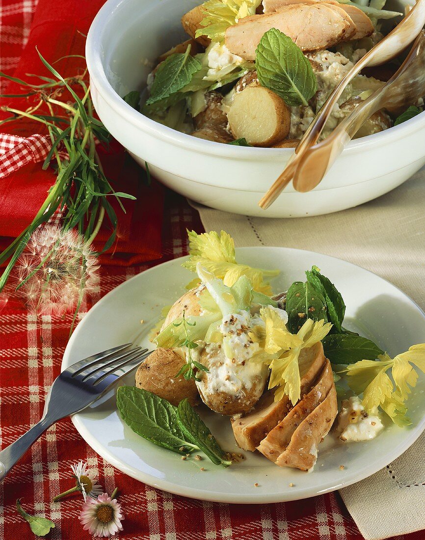 Salat mit neuen Kartoffeln, gebratener Hähnchenbrust und Staudensellerie