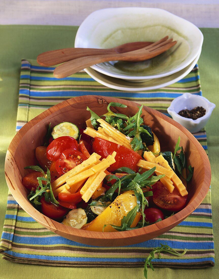 Gemischter Gemüse-Salat mit Rucola und Cheddarkäse