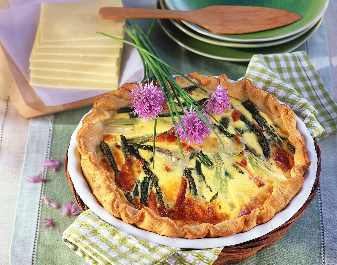 Quiche mit grünem Spargel und Räucherlachs