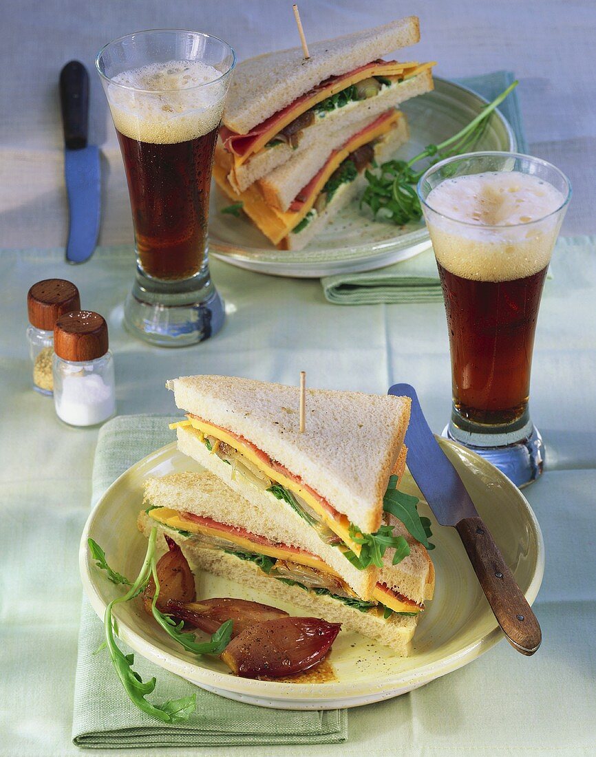 Roastbeef-Käse-Sandwiches mit karmelisierten Schalotten