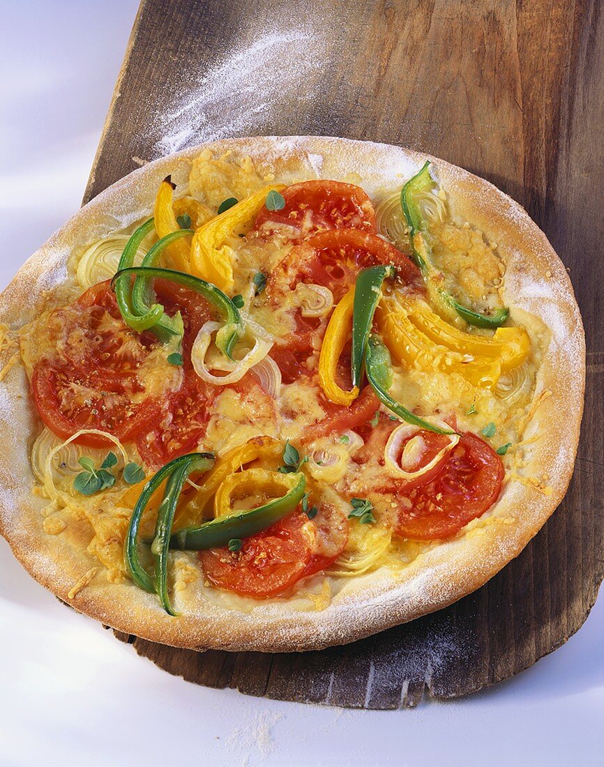 Pizza mit Paprika, Zwiebeln & Tomaten