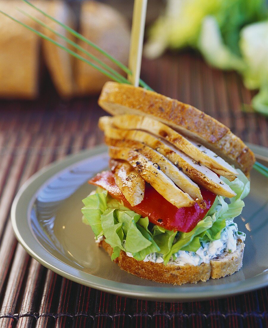 Sandwich mit Hühnerbrustscheiben, Frischkäse & Salat