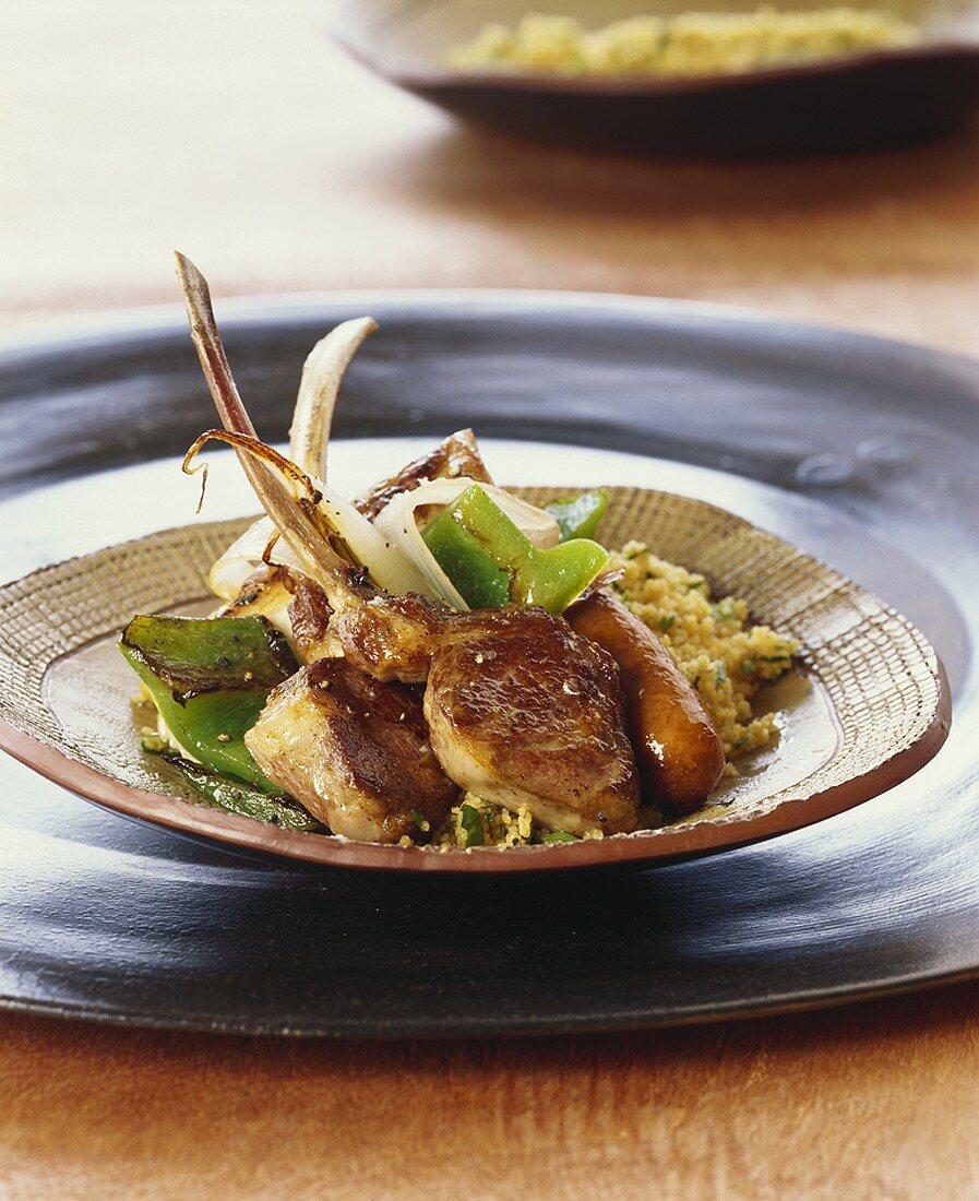 Couscous mit Lammkoteletts, Würstchen & Gemüse