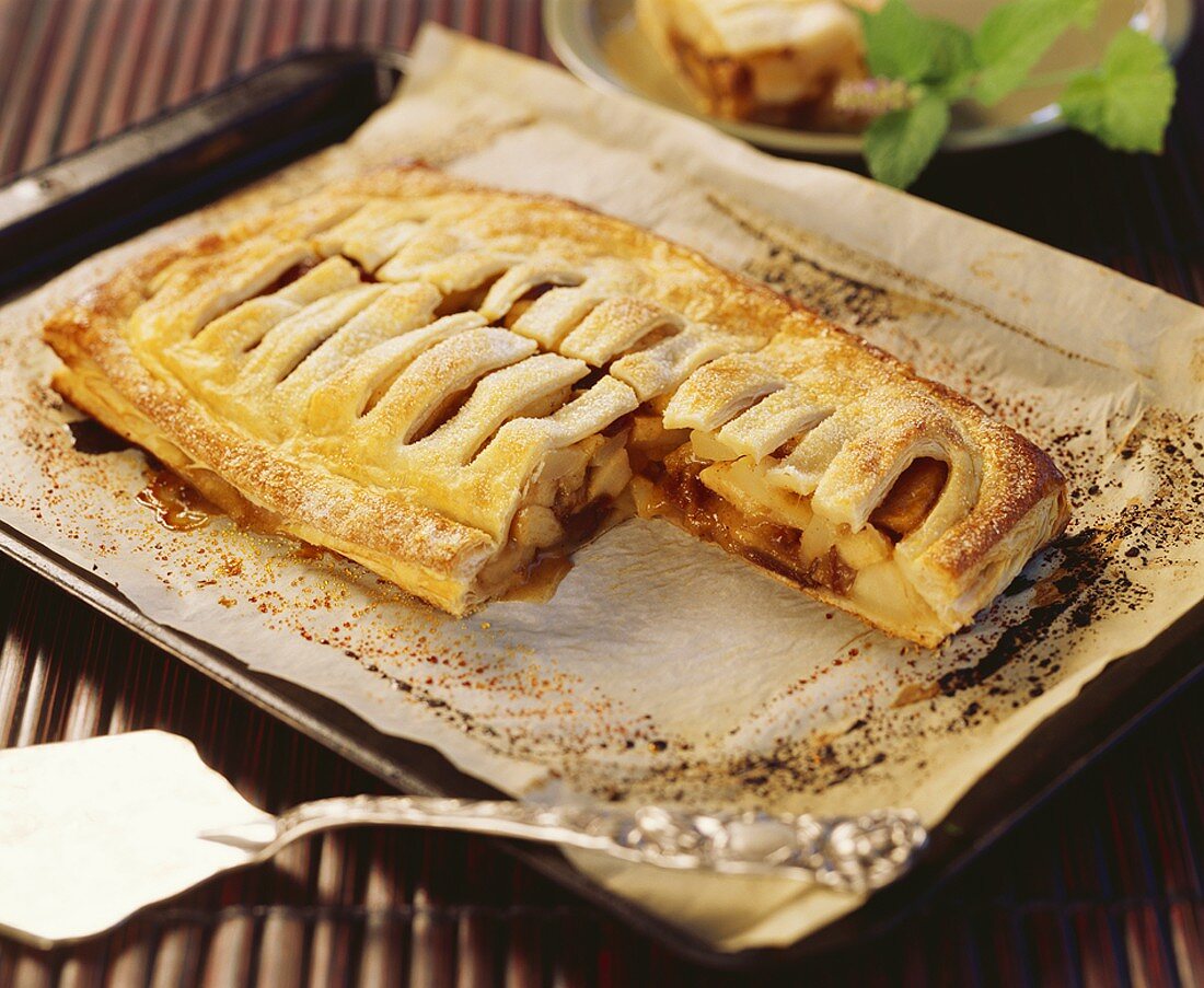 Angeschnittener Apfelstrudel auf Backblech