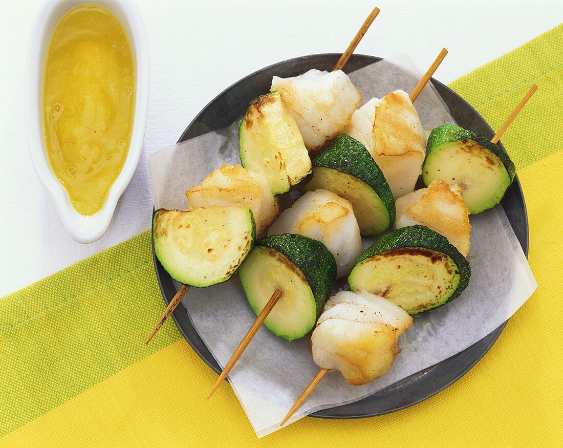 Kabeljau-Zucchini-Spieße mit Mango-Chutney