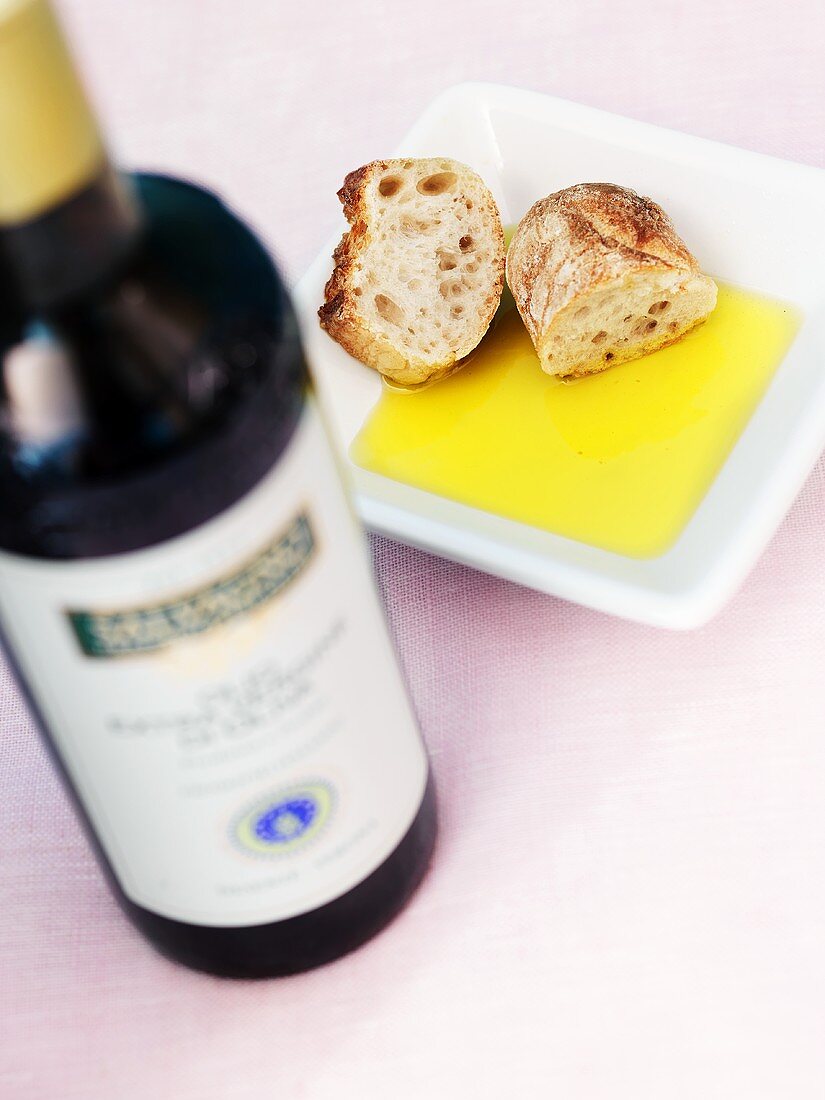 Olivenöl, Brot und Rotweinflasche