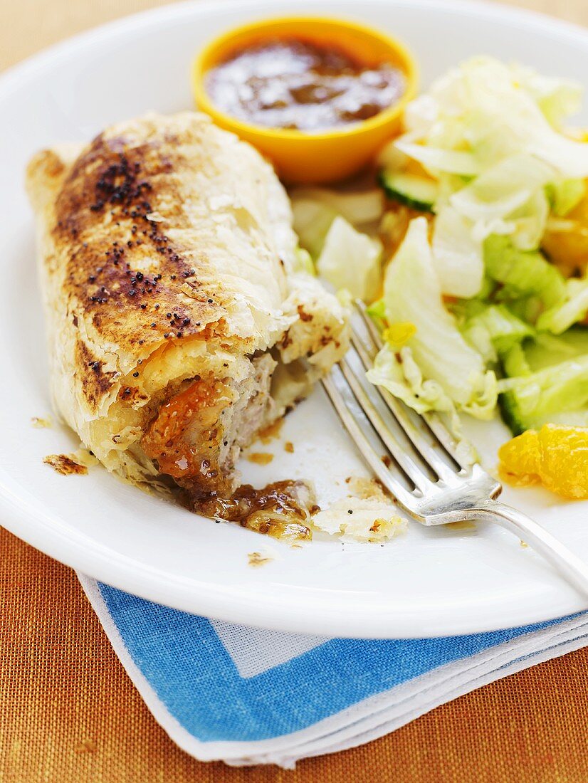 Hähnchen im Blätterteigmantel mit Salat und Sauce