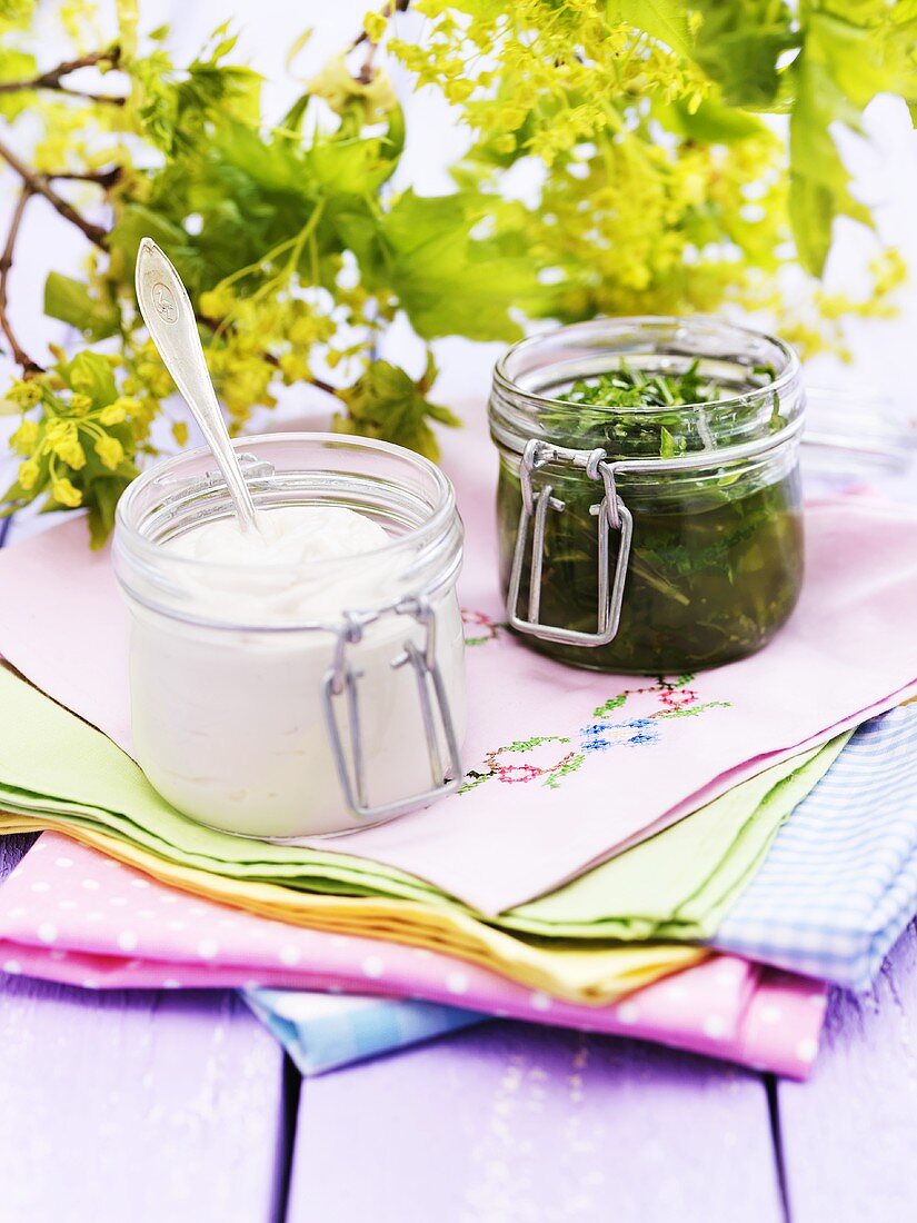 Joghurt und Kräuterdressing in Gläsern