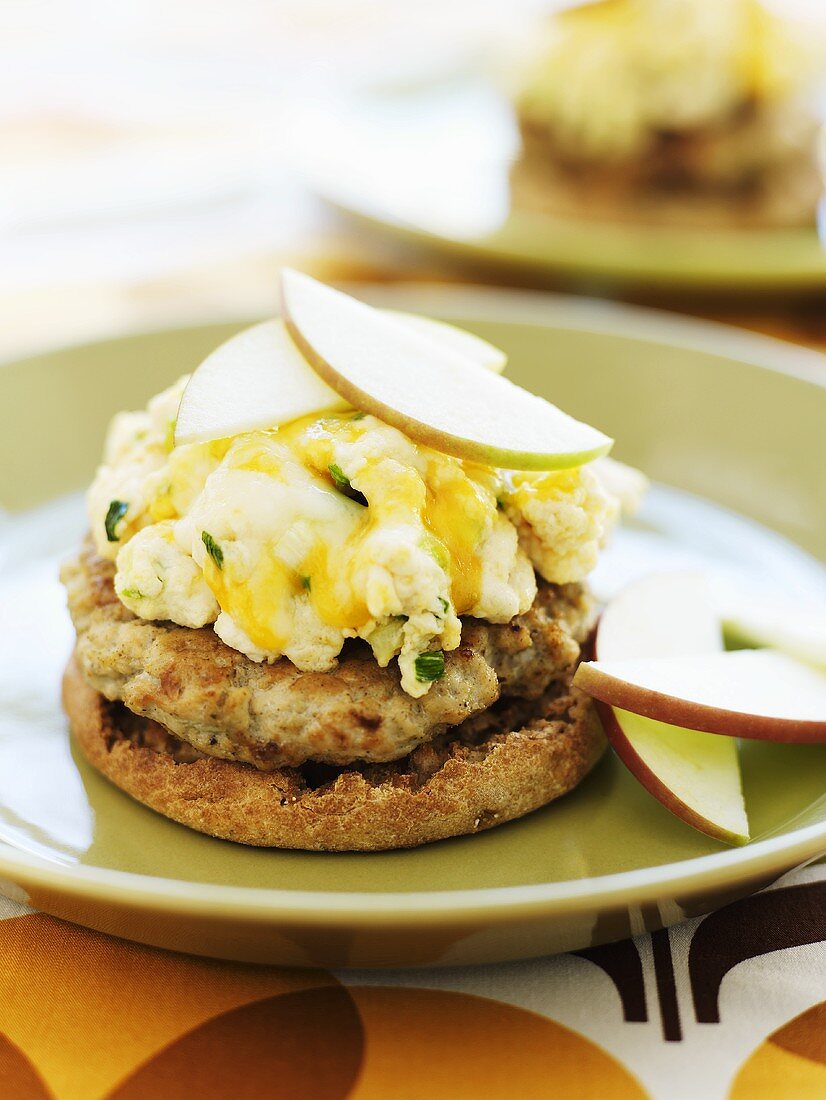 English muffin with turkey burger, scrambled egg & apple slices