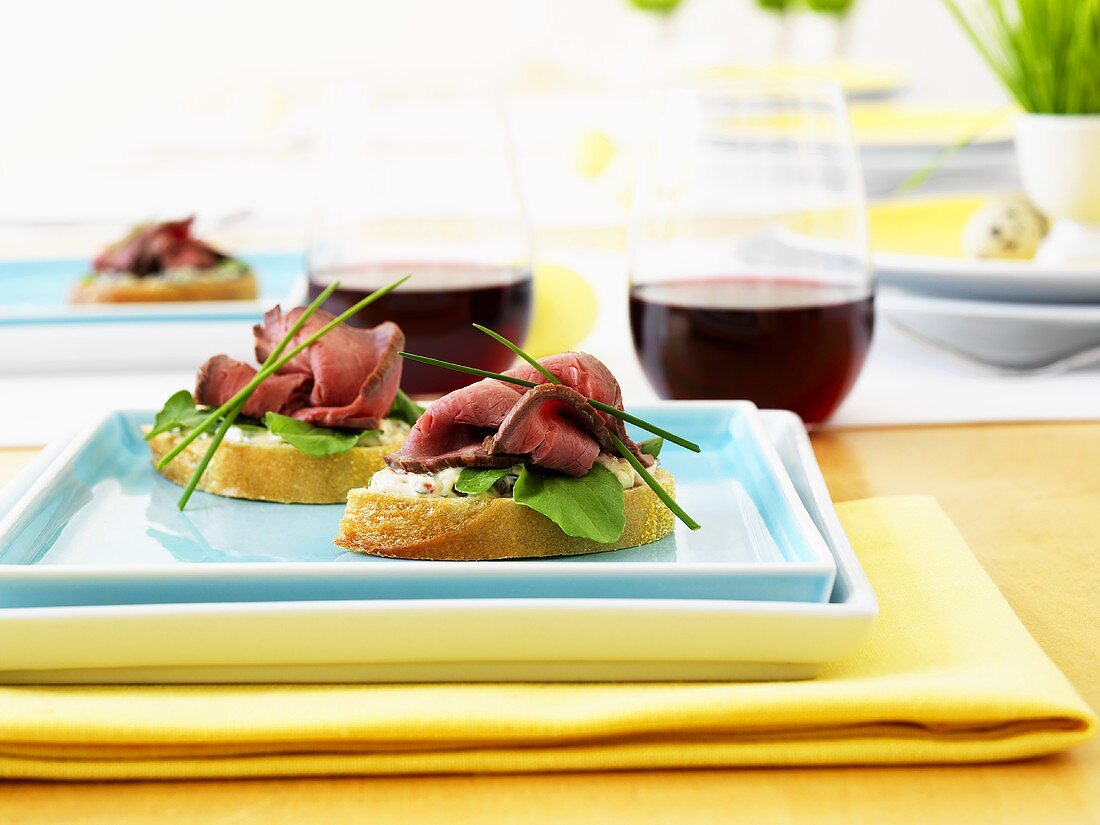 Belegte Baguettescheiben mit Roastbeef und Mayonnaise zu Ostern