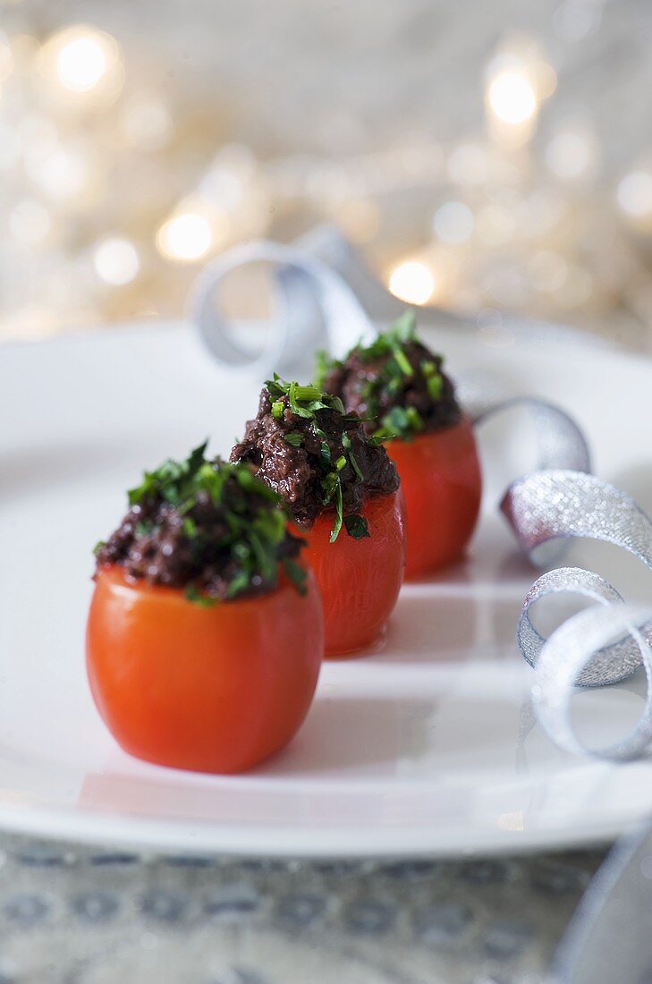 Tomaten mit Tapenade gefüllt