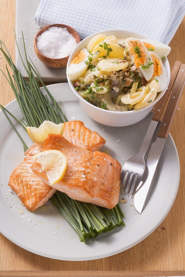 Salmon steaks on chives, potato salad