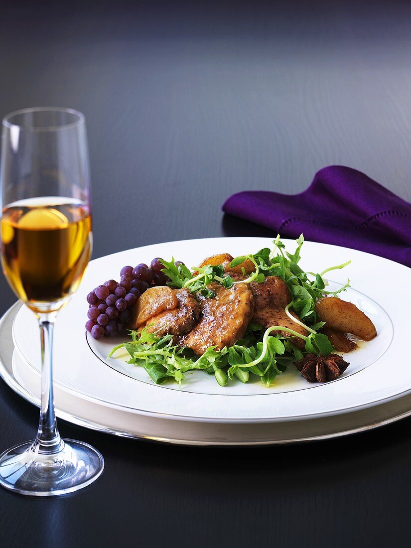 Gebratene Gänseleber mit karamellisierten Äpfeln und Blattsalat, Glas Eiswein