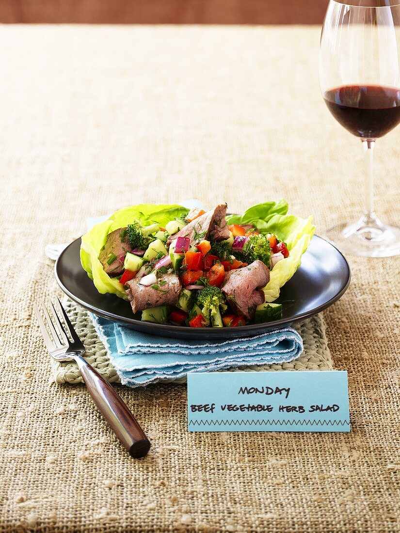 Gemüsesalat mit Rindfleisch und Kräutern, Glas Rotwein (Montag)