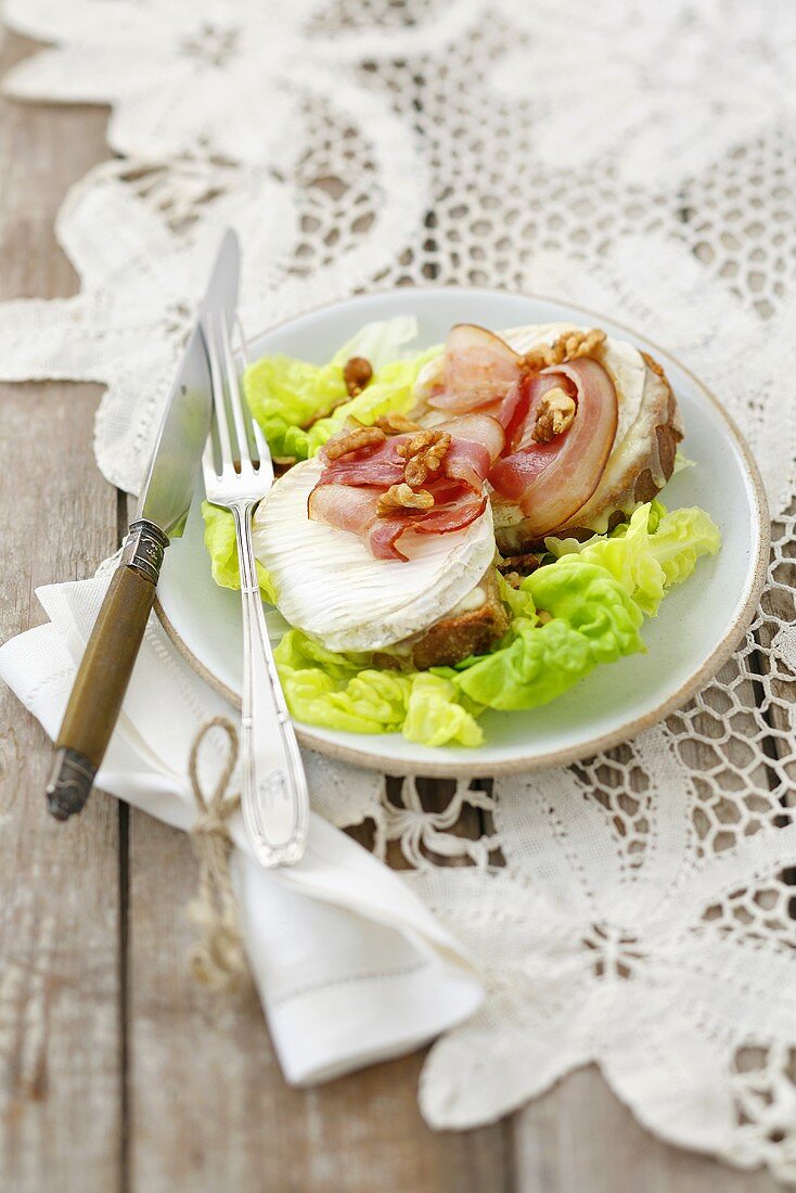 Crostini with baked Camembert and pancetta