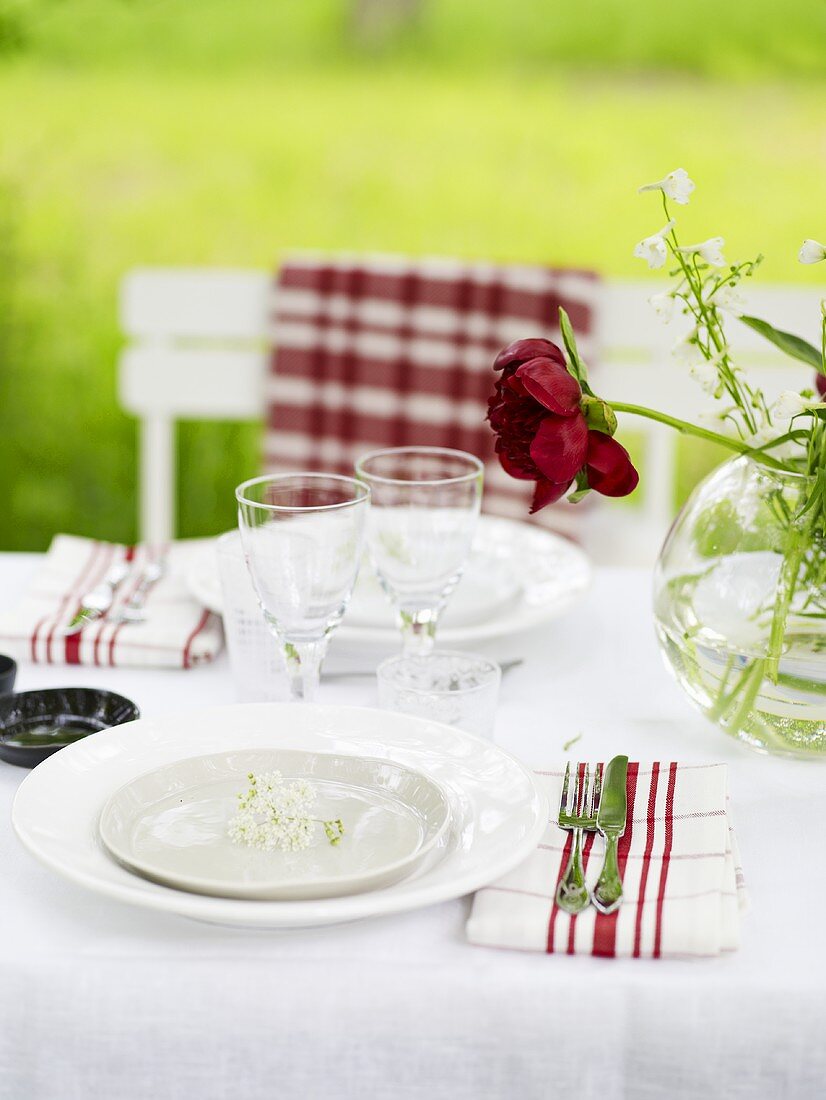 Gedeckter Tisch im Garten - Bilder kaufen - 368159 StockFood