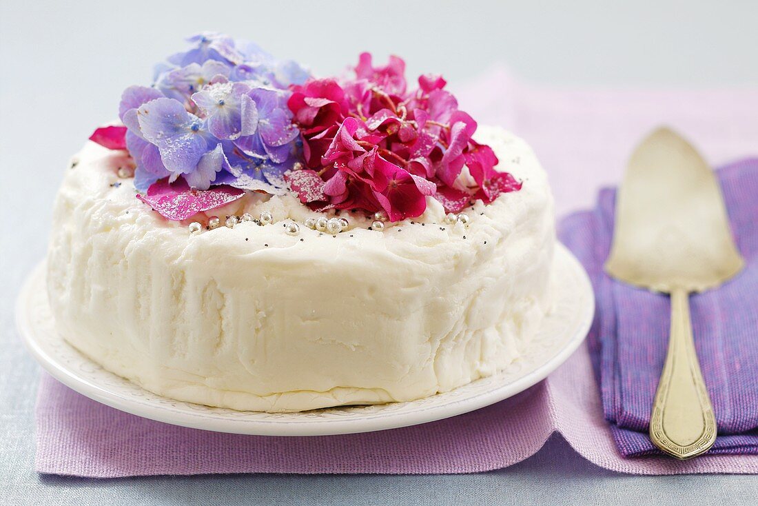 weiße Torte mit Blüten dekoriert