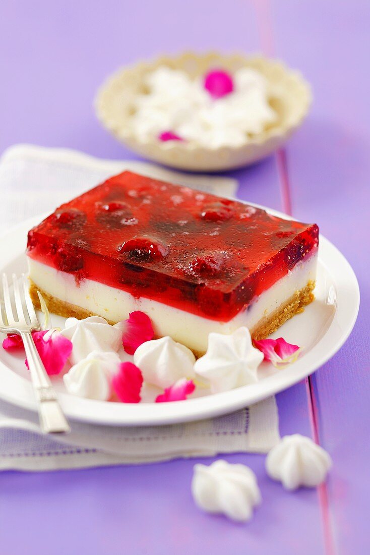 Cheesecake with raspberry jelly and meringues
