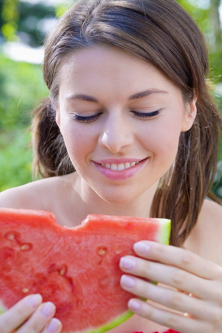 Junge Frau isst Wassermelone