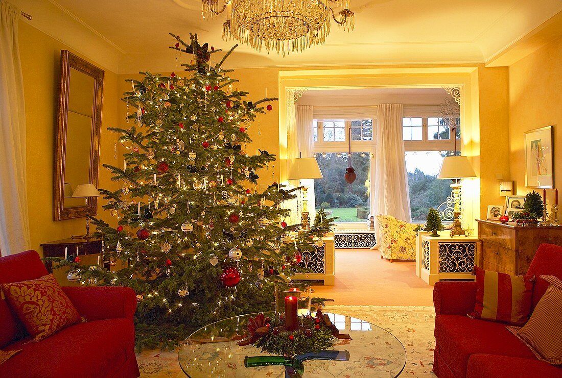 Festlich geschmückter Christbaum im Wohnzimmer