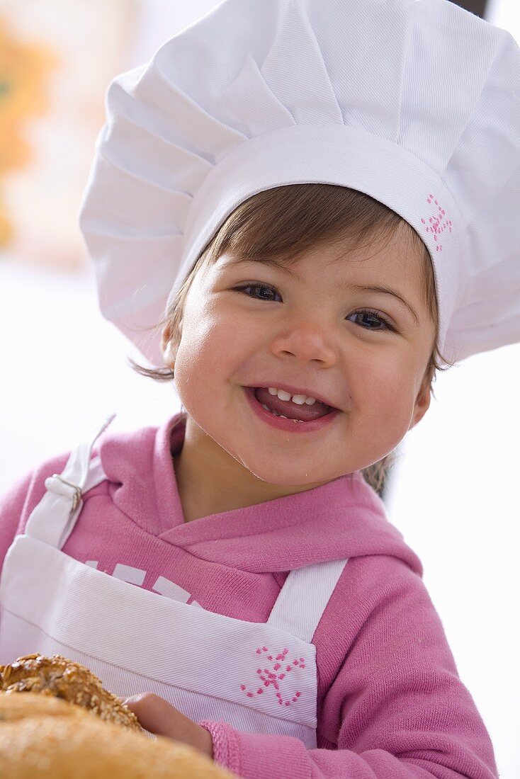 Kleines Mädchen mit Kochmütze