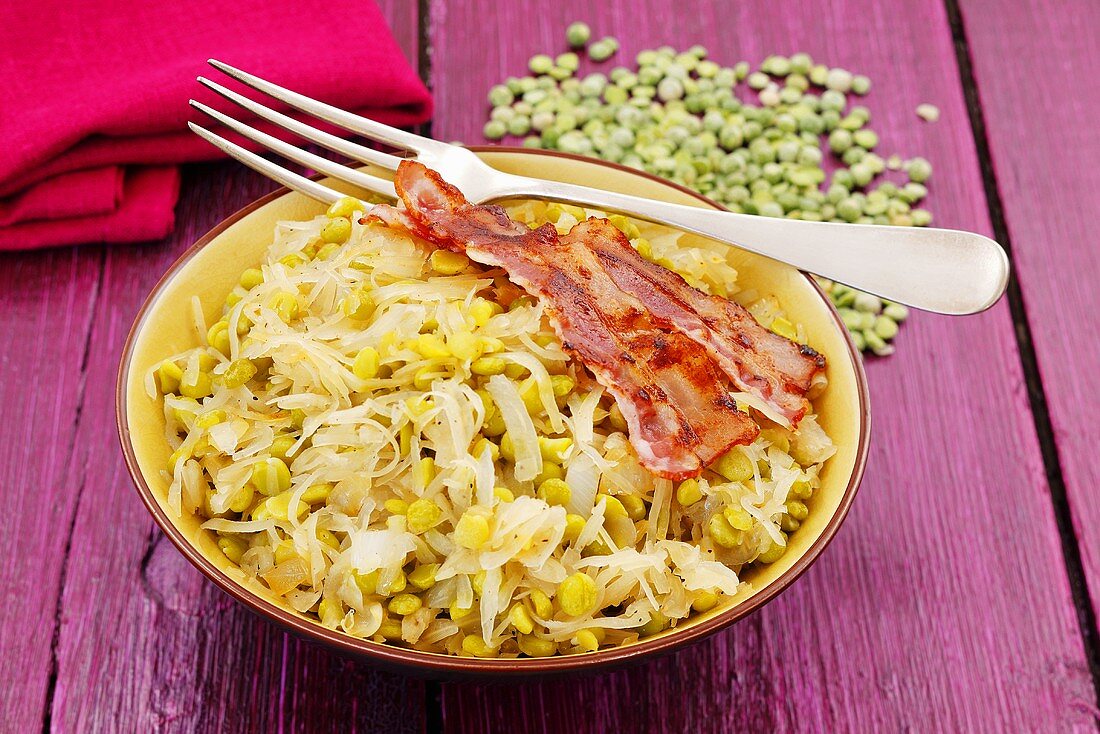 Sauerkraut with peas and bacon