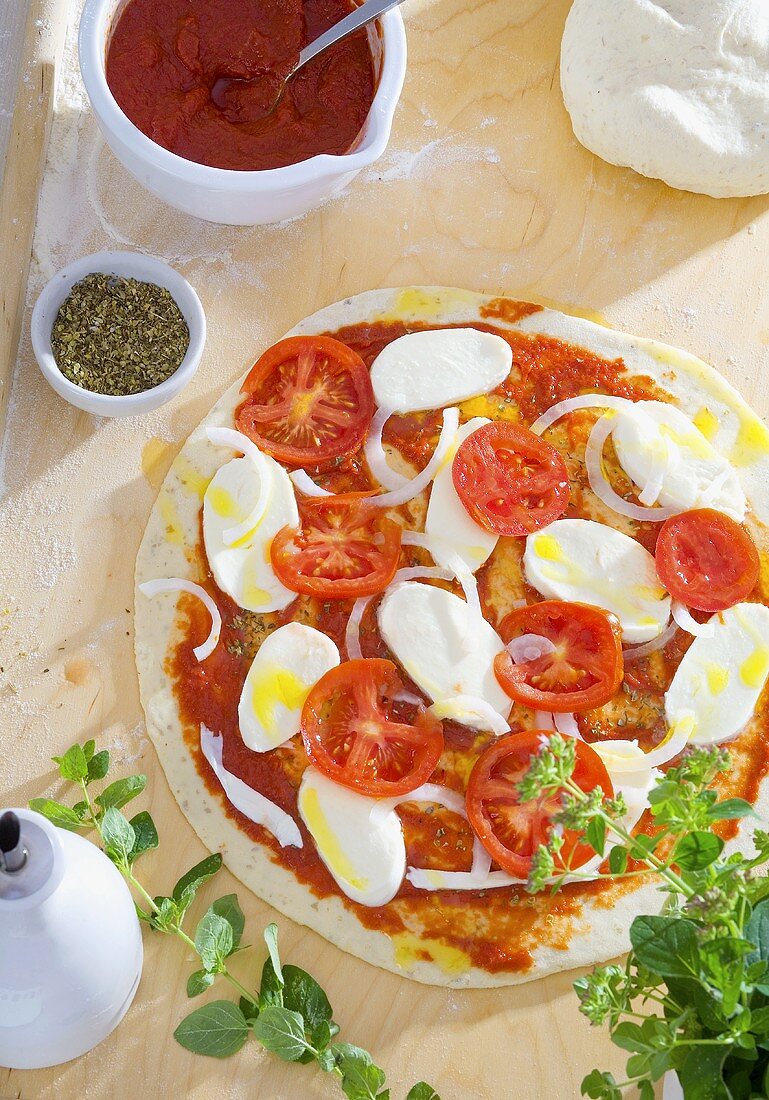 Pizza mit Tomaten und Mozzarella (ungebacken)