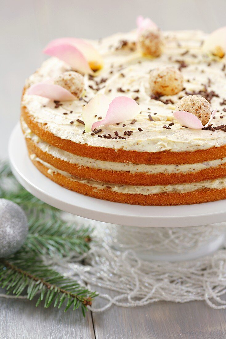 Mandelkuchen mit Rosenblättern zu Weihnachten